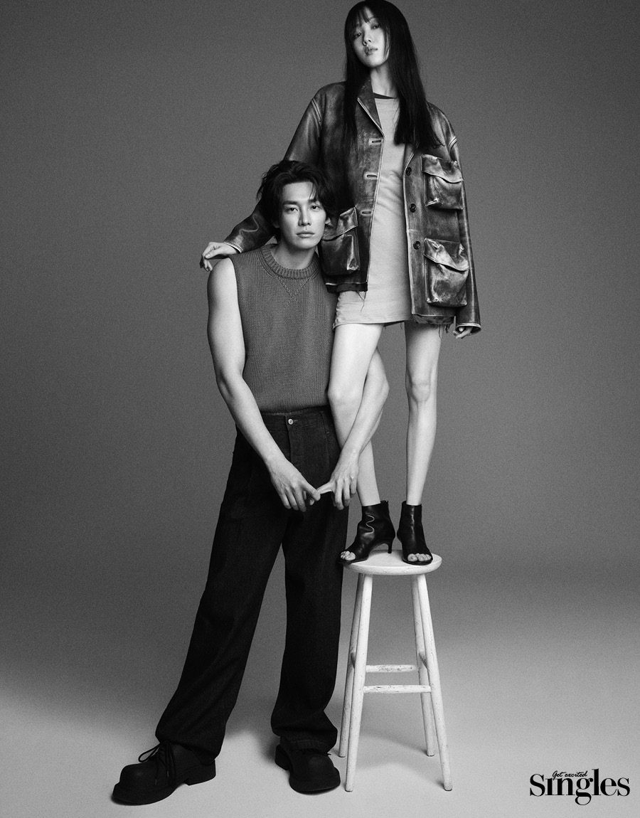 김영광이 질샌더 by 분더샵의 슬리브리스 니트, 드리스 반 노튼 by 분더샵의 팬츠, 발렌시아가의 슈즈, 이성경이 미우미우를 착용하고 촬영한 싱글즈 화보